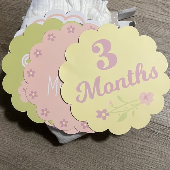 New!! 🤩 Baby Milestone Swaddle & Cards - Picture 4 of 7